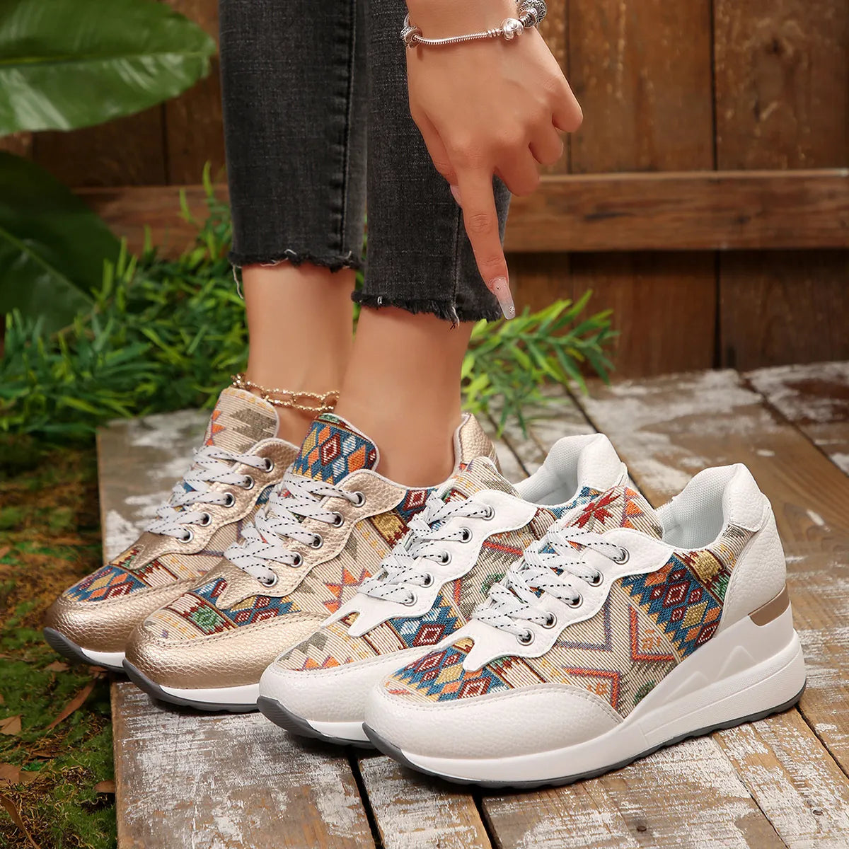 Geometrische Schnür-Keil-Sneakers