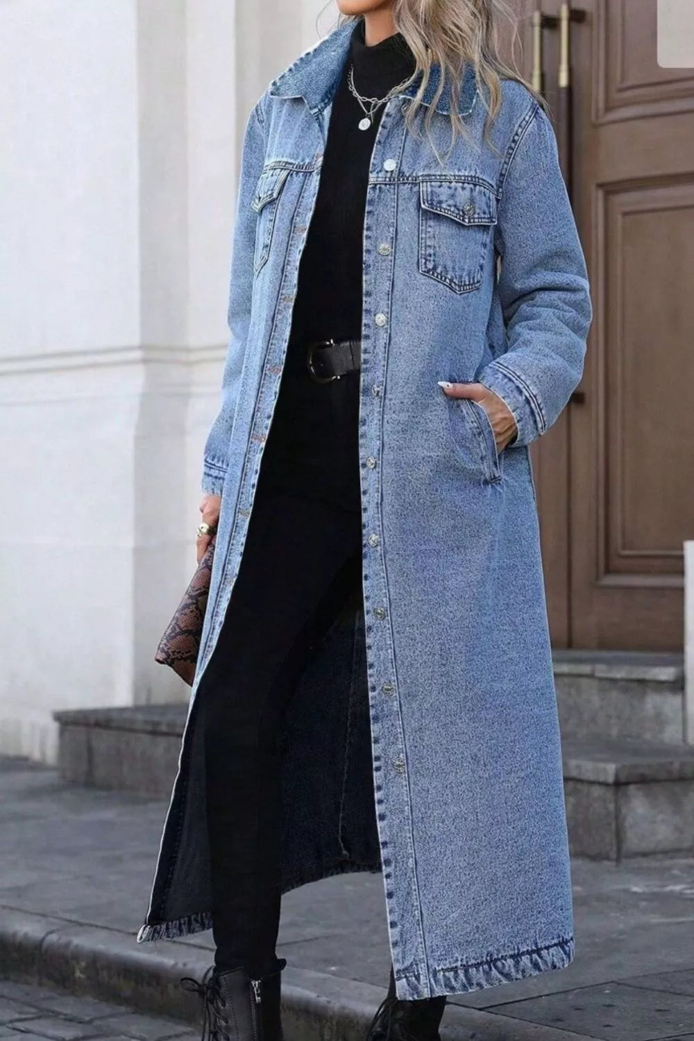 Lange Jeansjacke mit Knopfleiste