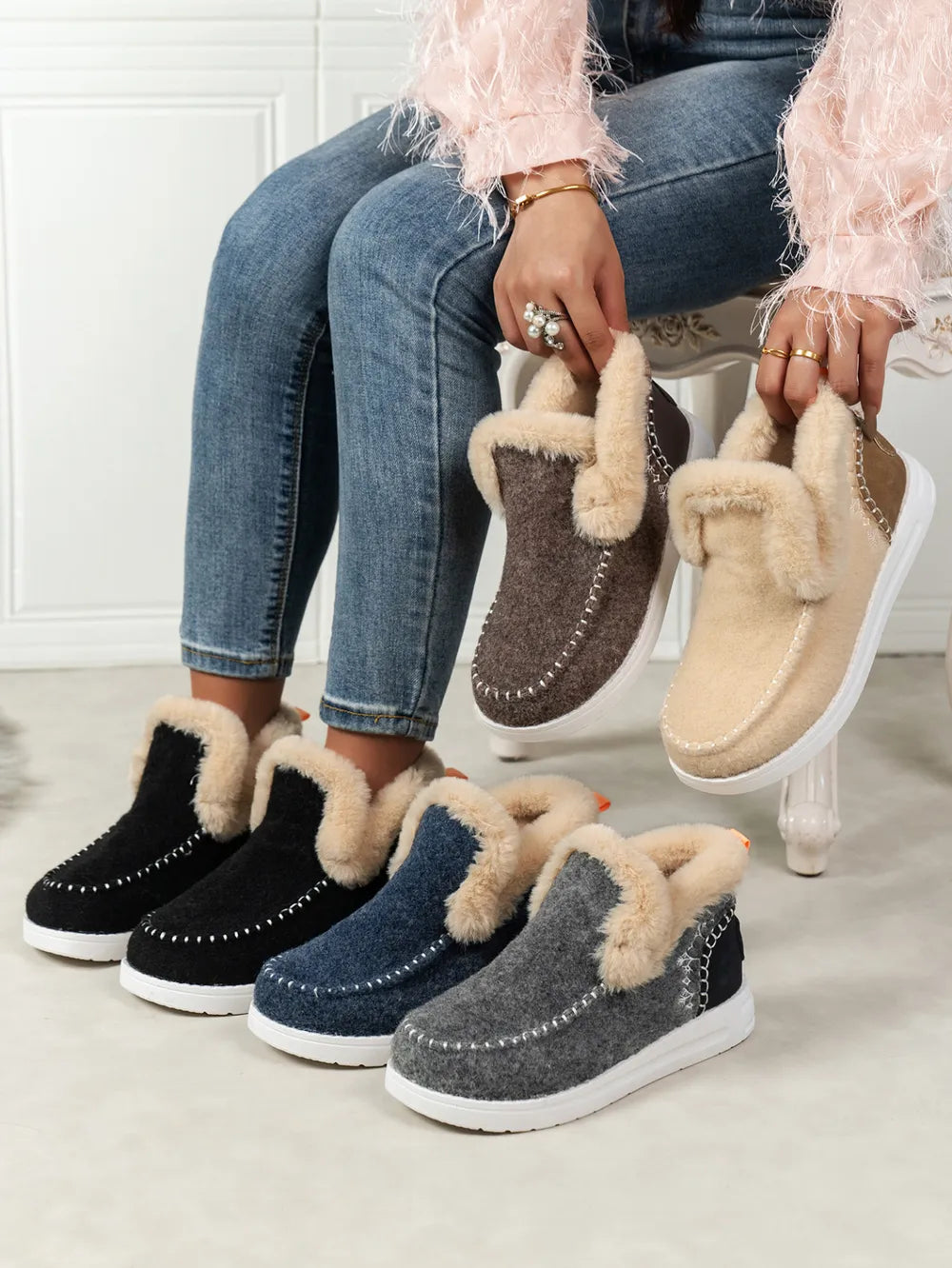 Fell-Wildleder-Sneaker mit runder Zehenkappe und flacher Sohle