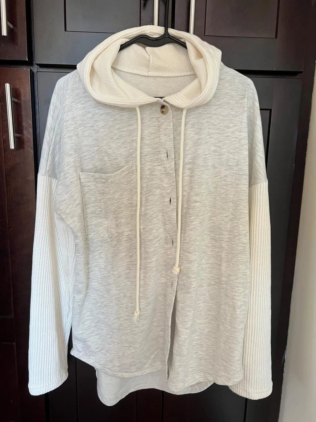 Sweat à capuche boutonné avec cordon de serrage