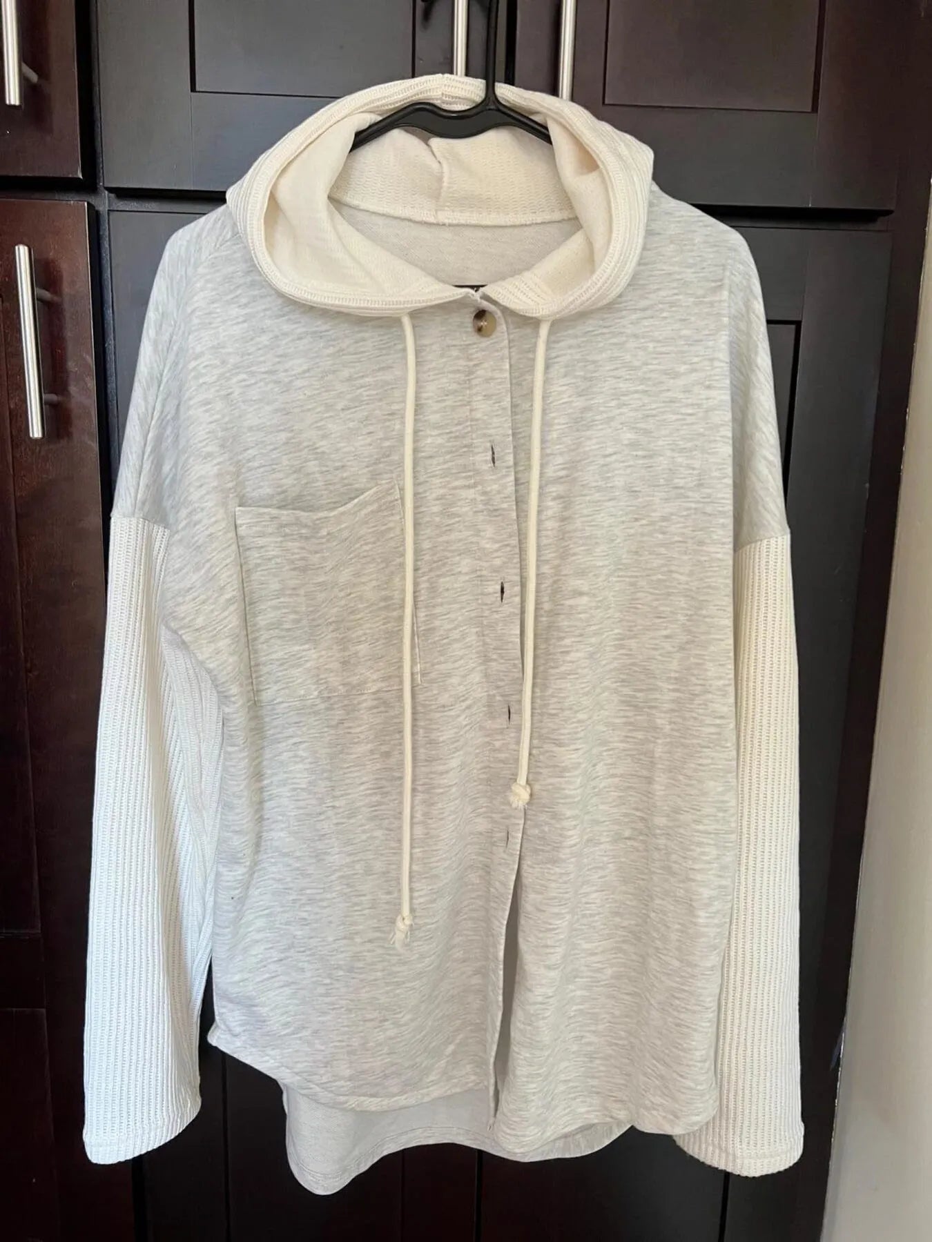 Sweat à capuche boutonné avec cordon de serrage