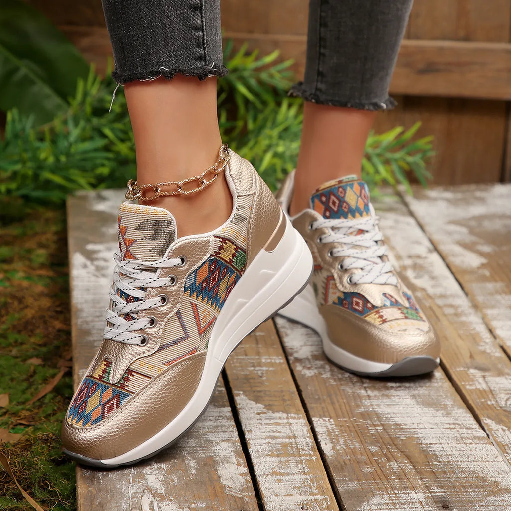 Geometrische Schnür-Keil-Sneakers