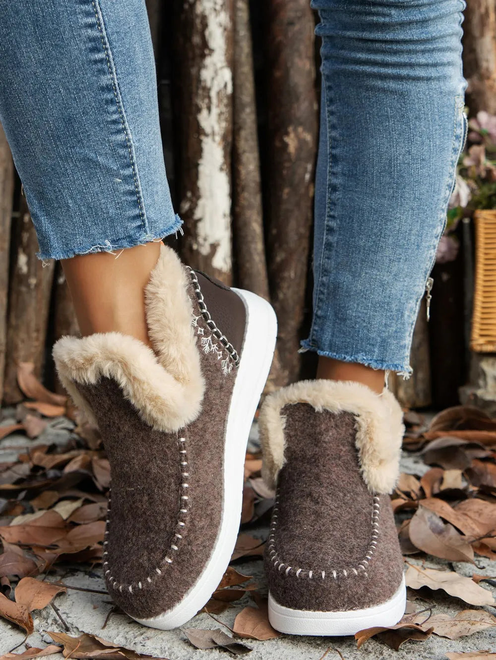 Fell-Wildleder-Sneaker mit runder Zehenkappe und flacher Sohle
