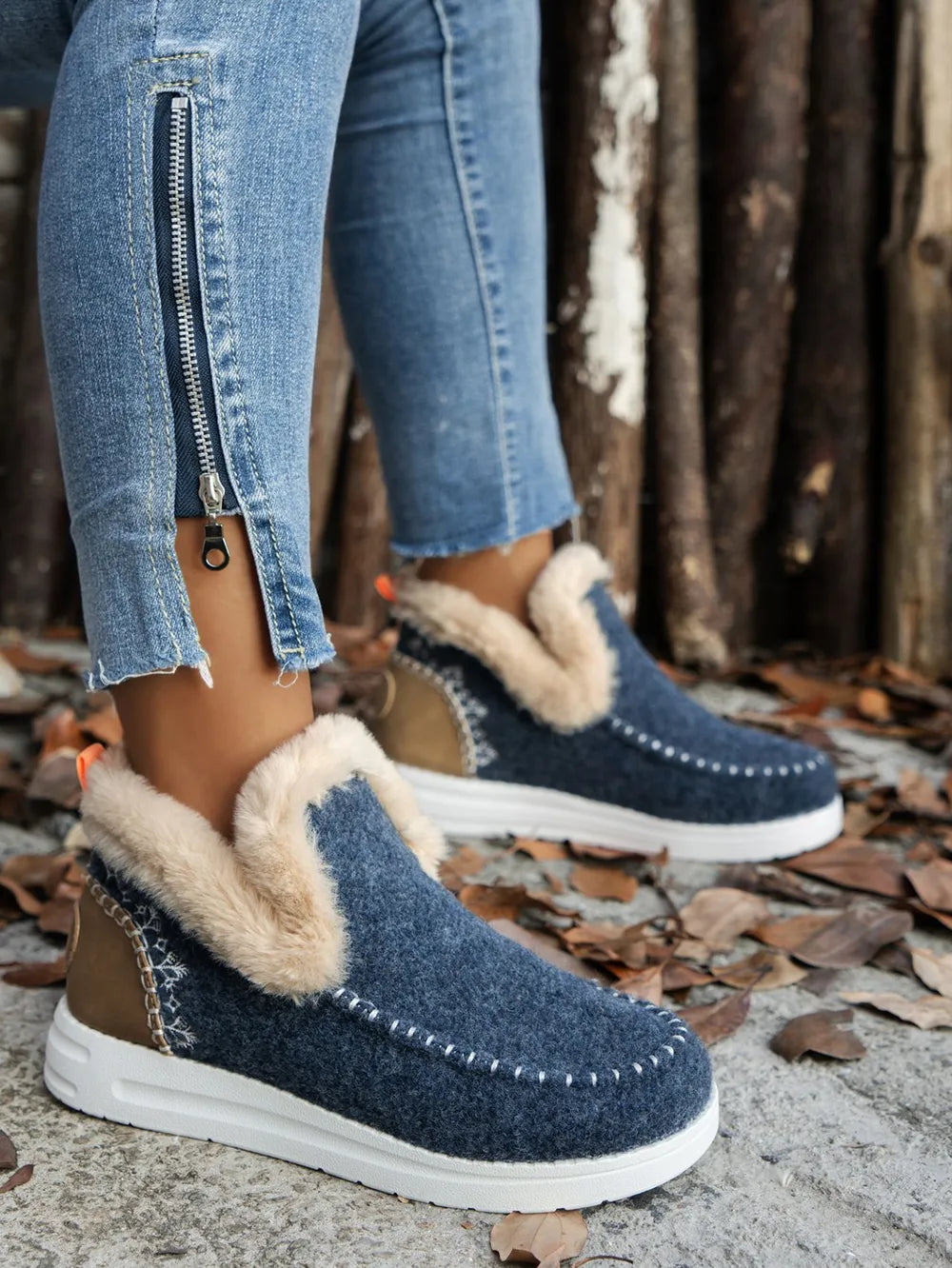 Fell-Wildleder-Sneaker mit runder Zehenkappe und flacher Sohle