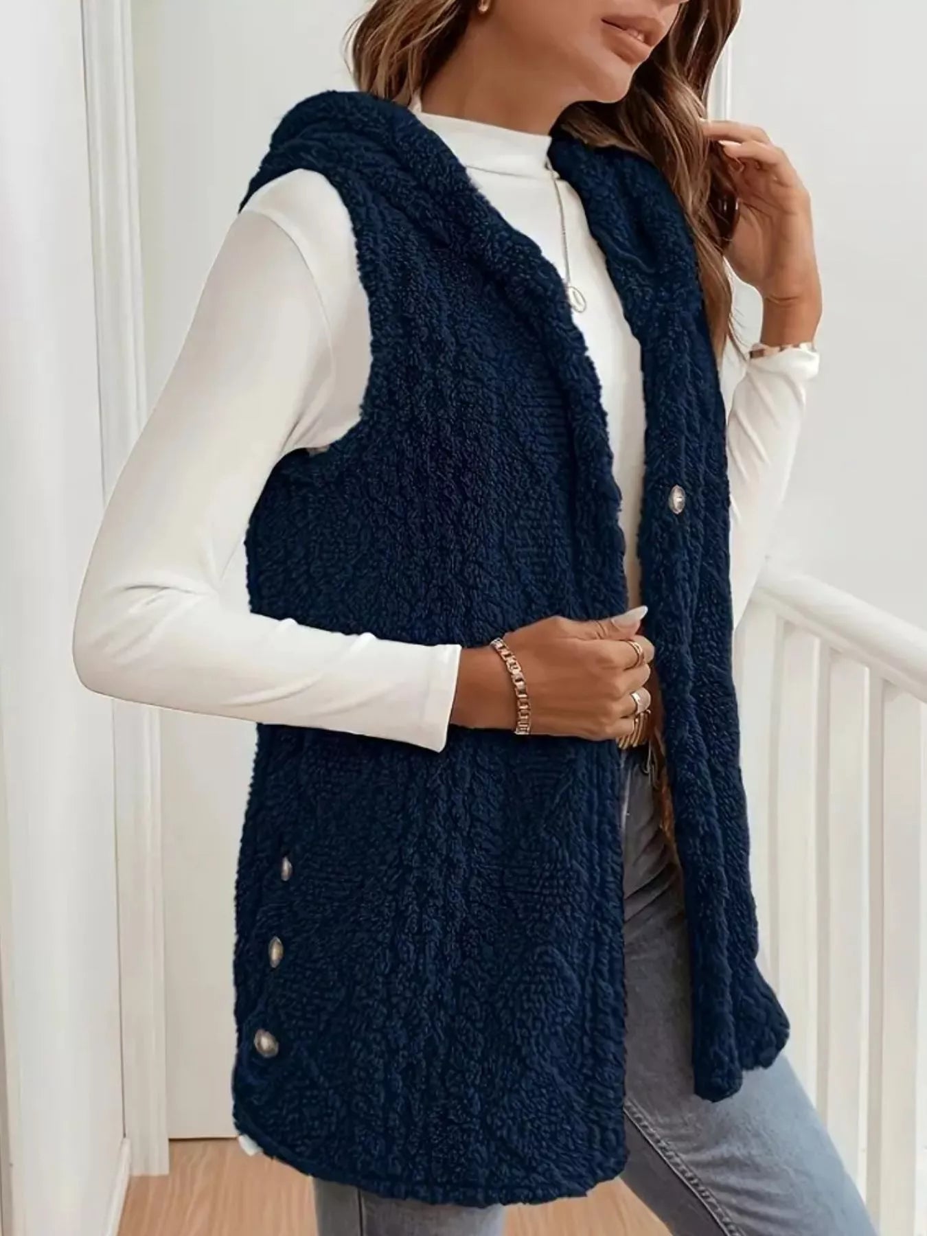 Manteau sans manches à capuche en sherpa boutonné
