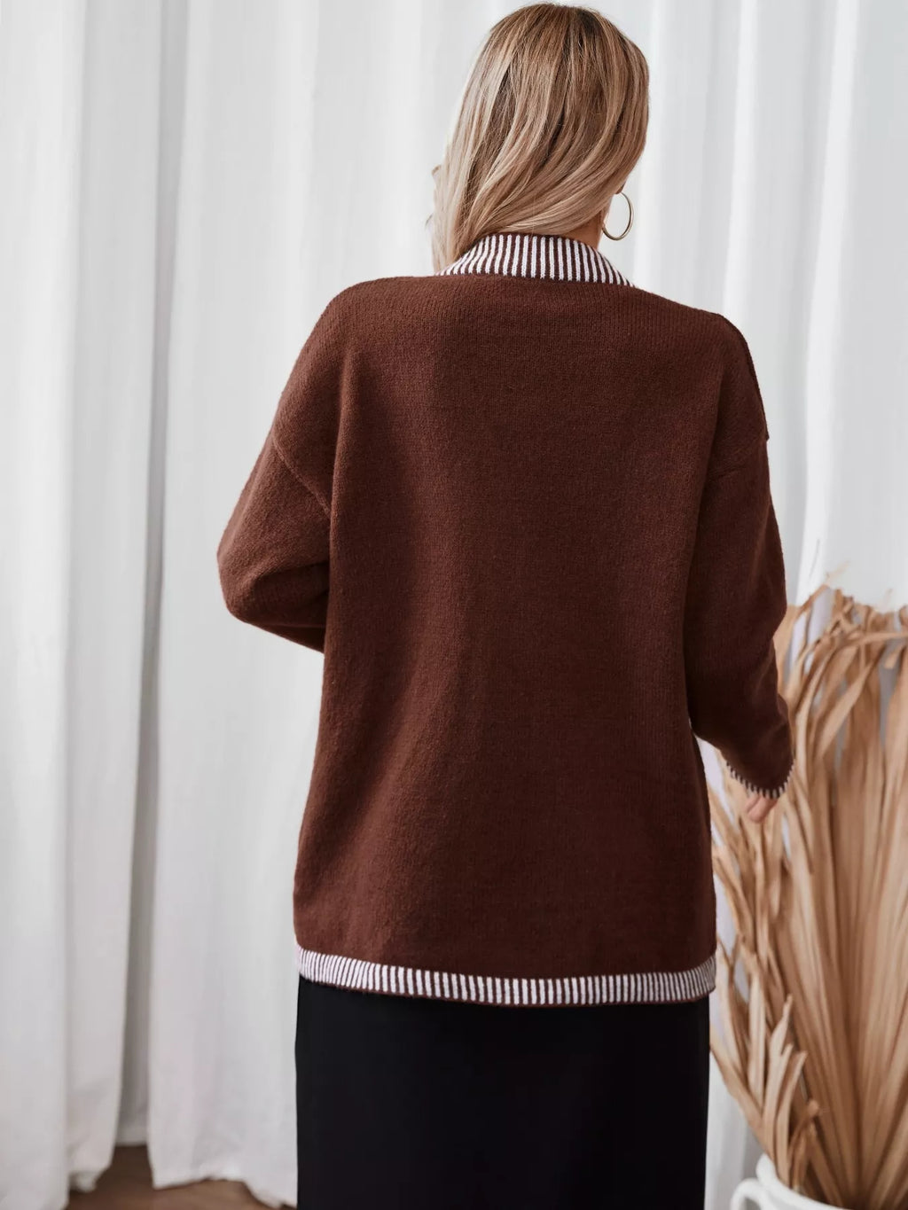 Gestrickte Strickjacke mit Knopfleiste, Tasche und gestreiftem Besatz