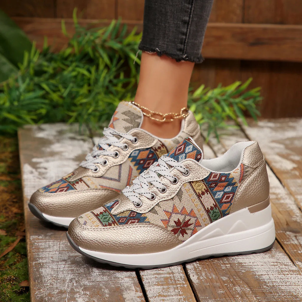 Geometrische Schnür-Keil-Sneakers