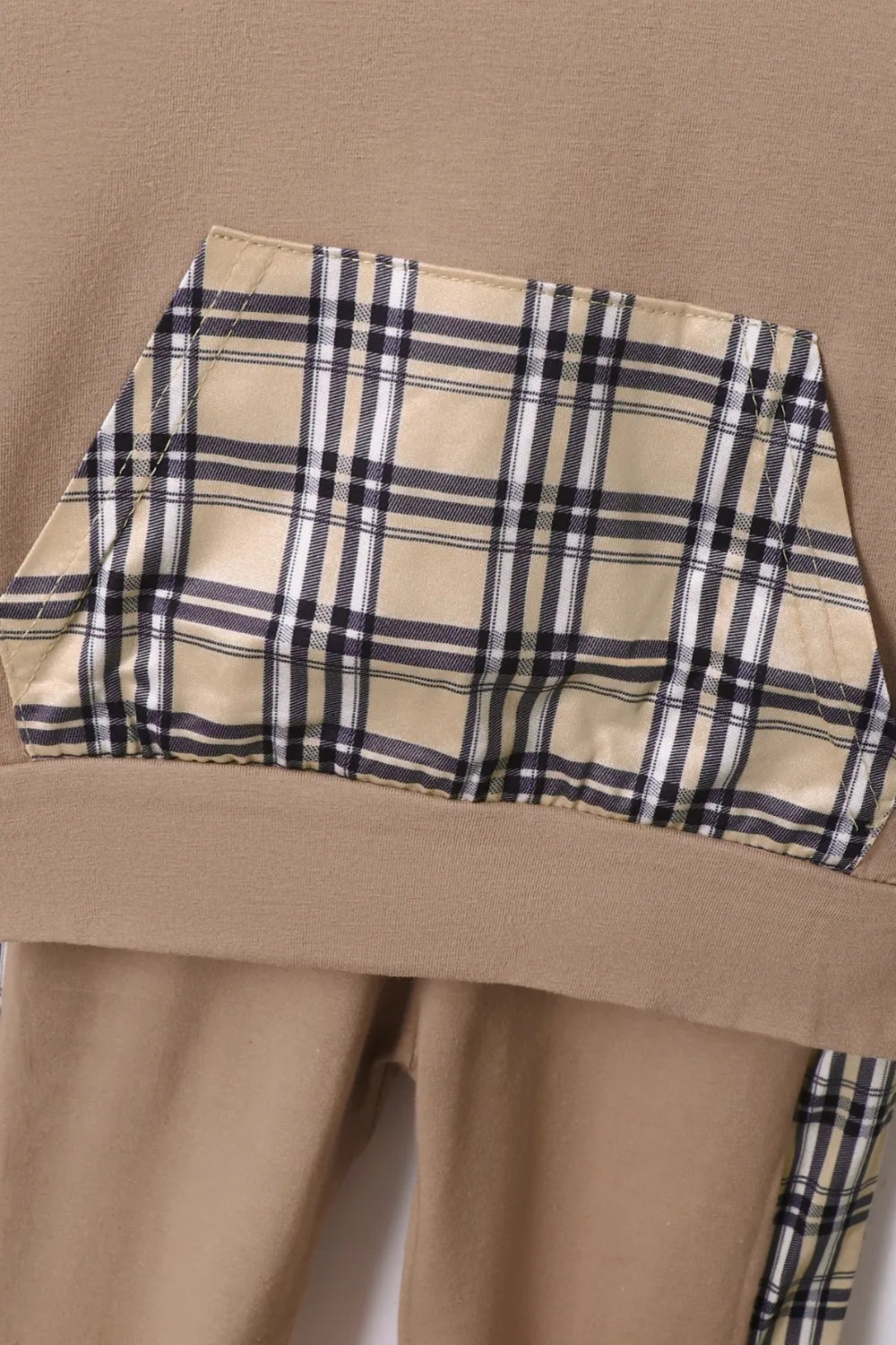 Kinder-Kapuzenpullover und -Hose im Schottenkaro-Set
