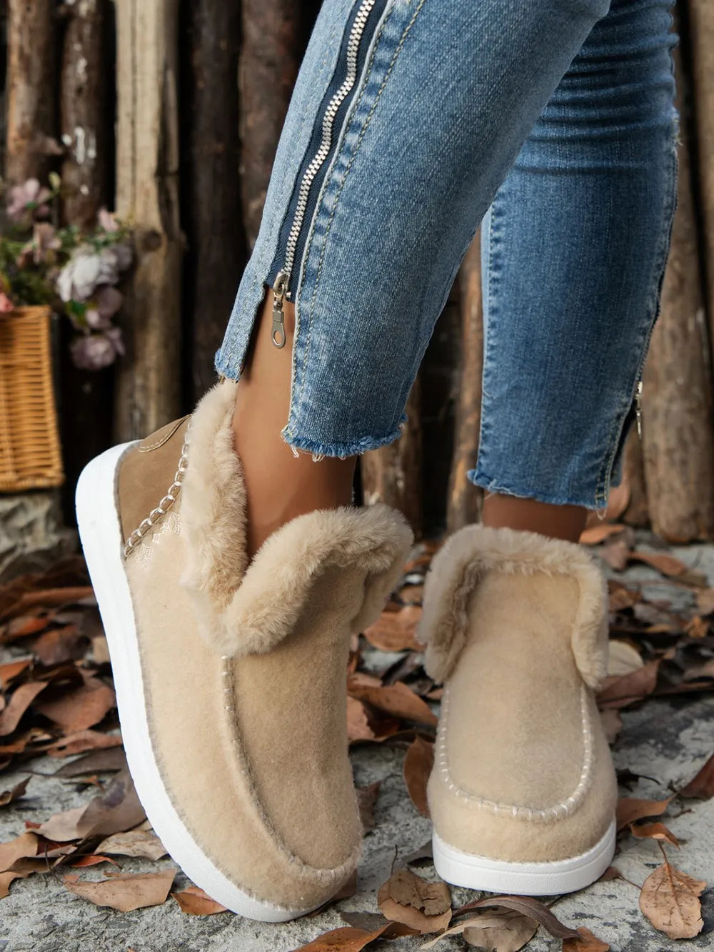 Fell-Wildleder-Sneaker mit runder Zehenkappe und flacher Sohle