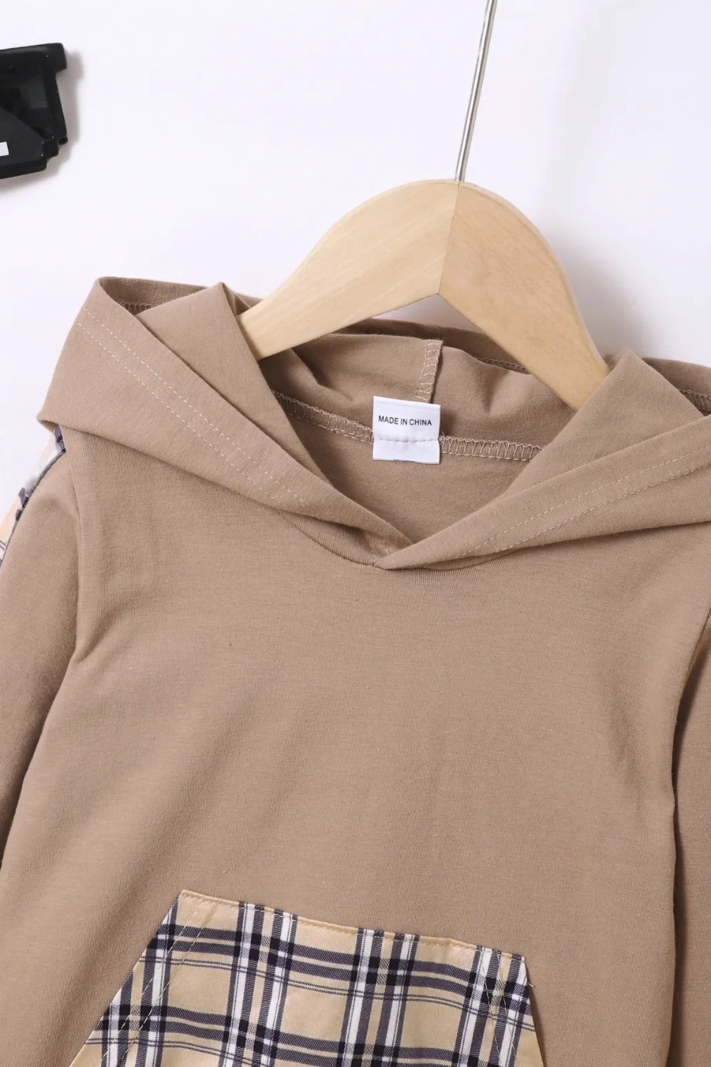 Kinder-Kapuzenpullover und -Hose im Schottenkaro-Set