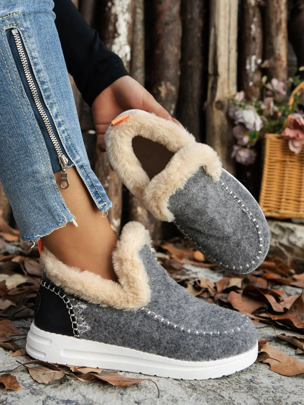 Fell-Wildleder-Sneaker mit runder Zehenkappe und flacher Sohle