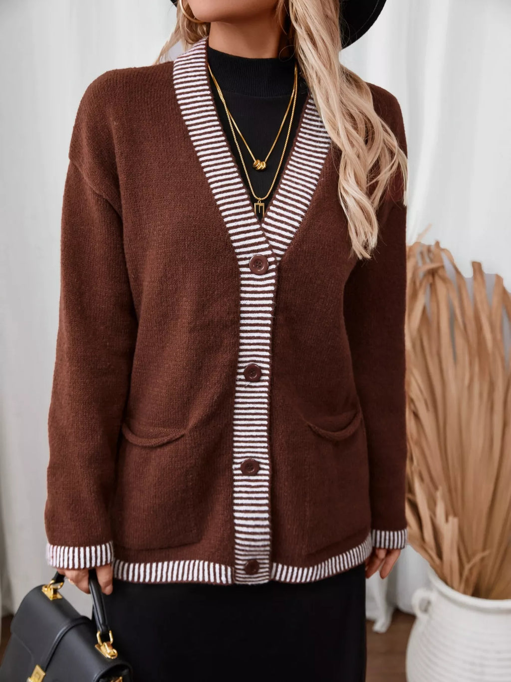 Gestrickte Strickjacke mit Knopfleiste, Tasche und gestreiftem Besatz