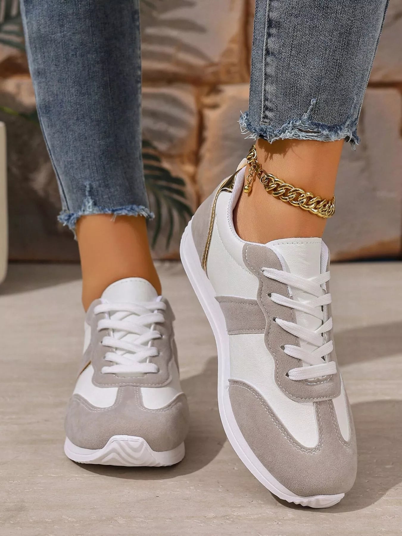 Sneaker mit runder Kappe zum Schnüren