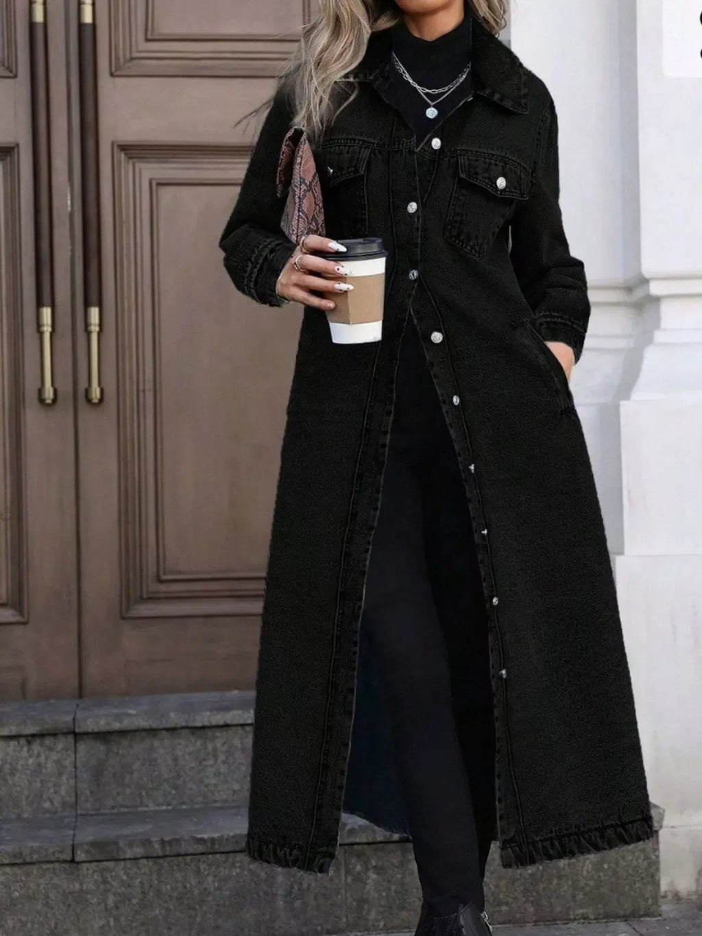Lange Jeansjacke mit Knopfleiste