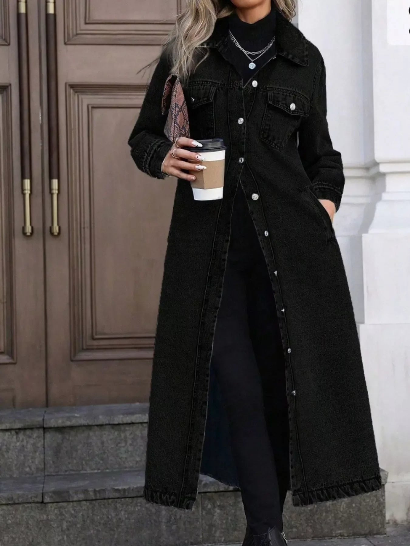 Lange Jeansjacke mit Knopfleiste