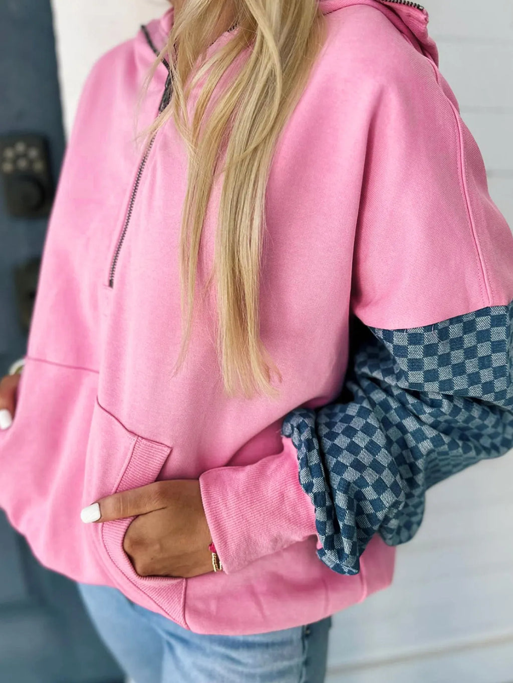 Sweat à capuche à manches à carreaux et demi-zip