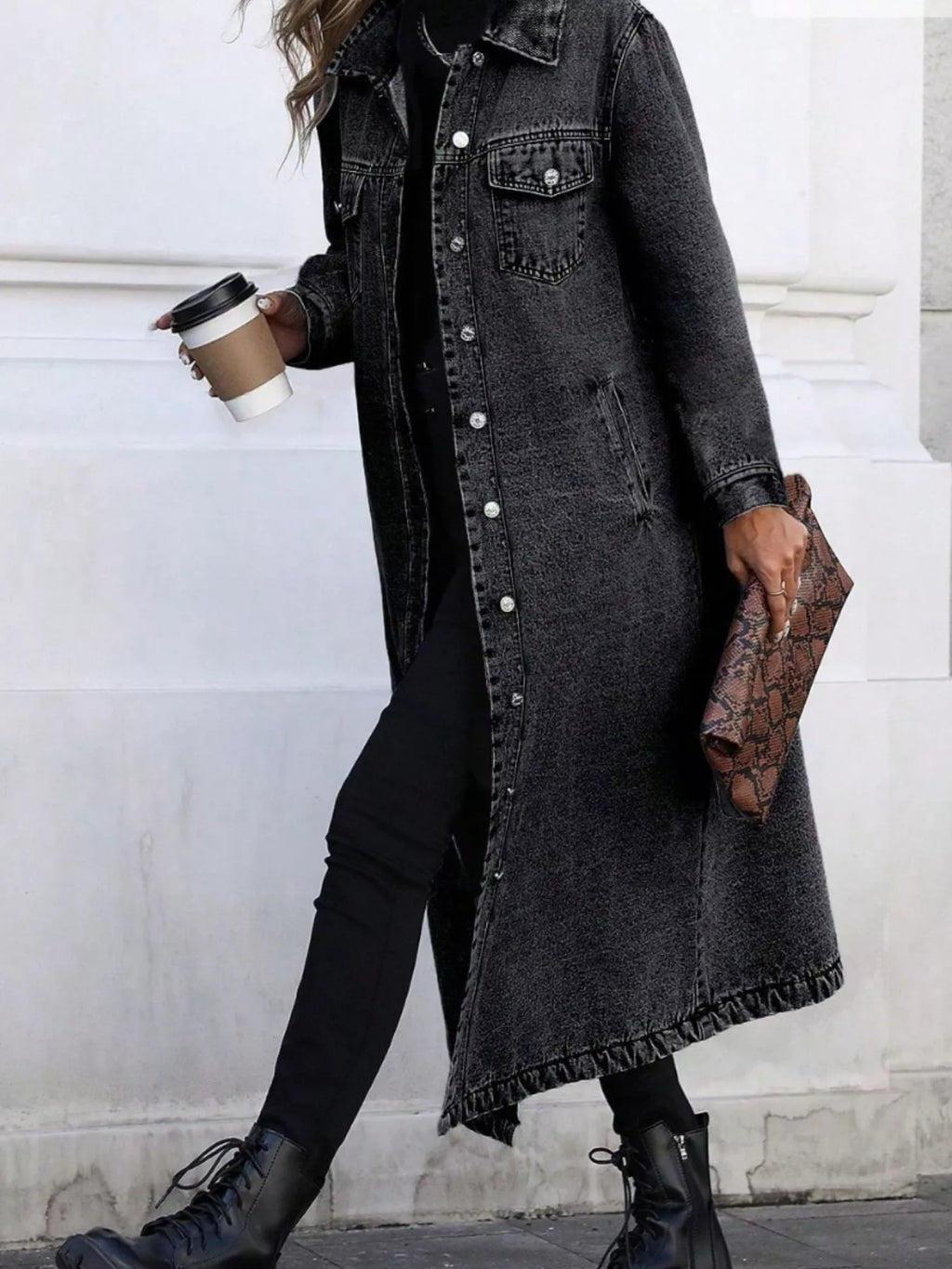 Lange Jeansjacke mit Knopfleiste