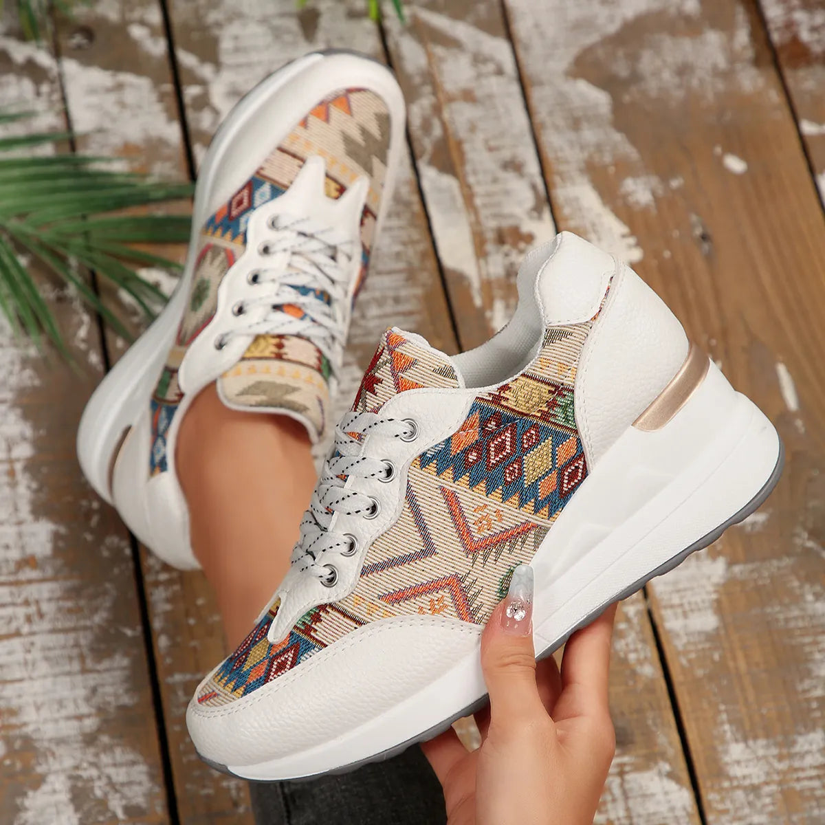 Geometrische Schnür-Keil-Sneakers