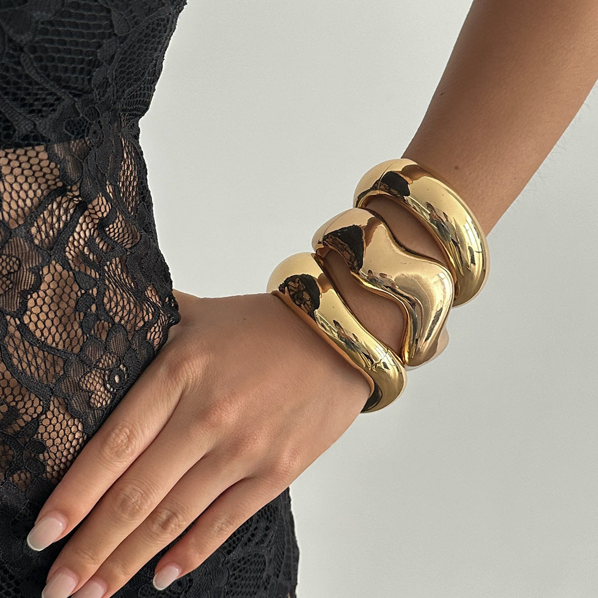 Modisches Armband aus gebogenem Metall, lässiges unregelmäßiges Armband-Set
