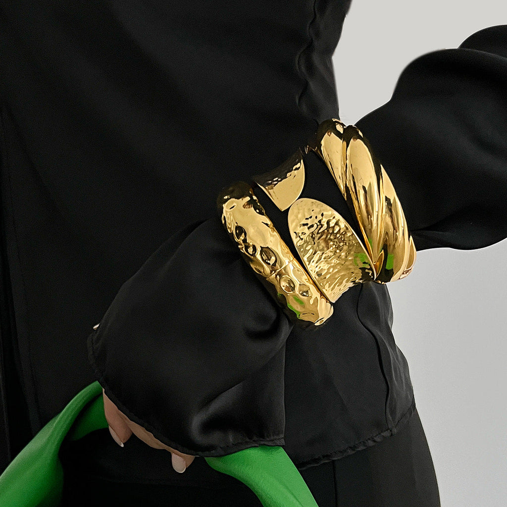 Fortschrittliches, rundes, glattes Federarmband mit modischem unregelmäßigem Metallic-Gefühl