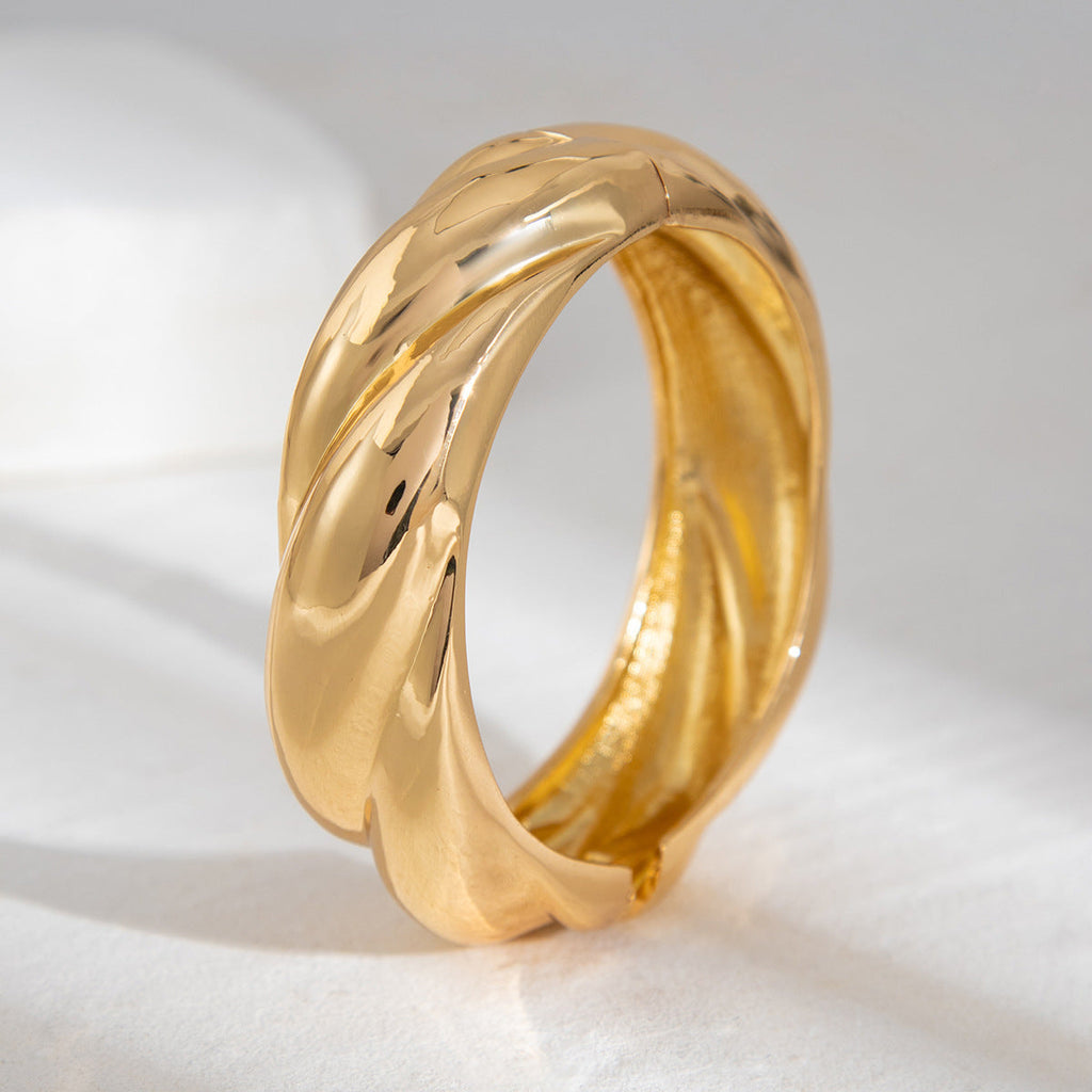 Fortschrittliches, rundes, glattes Federarmband mit modischem unregelmäßigem Metallic-Gefühl