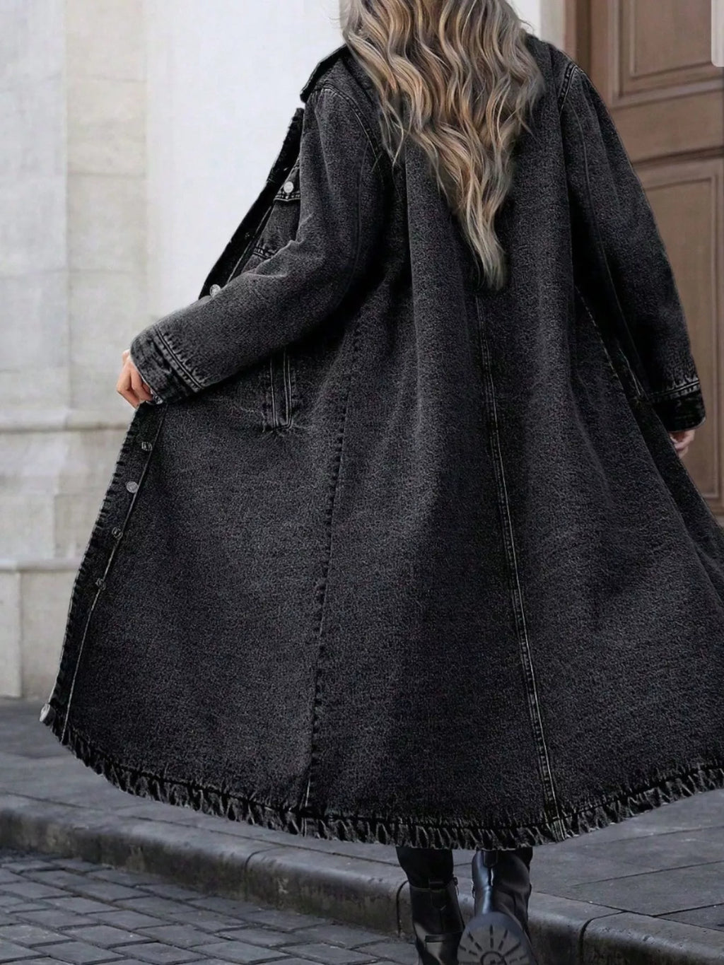 Lange Jeansjacke mit Knopfleiste