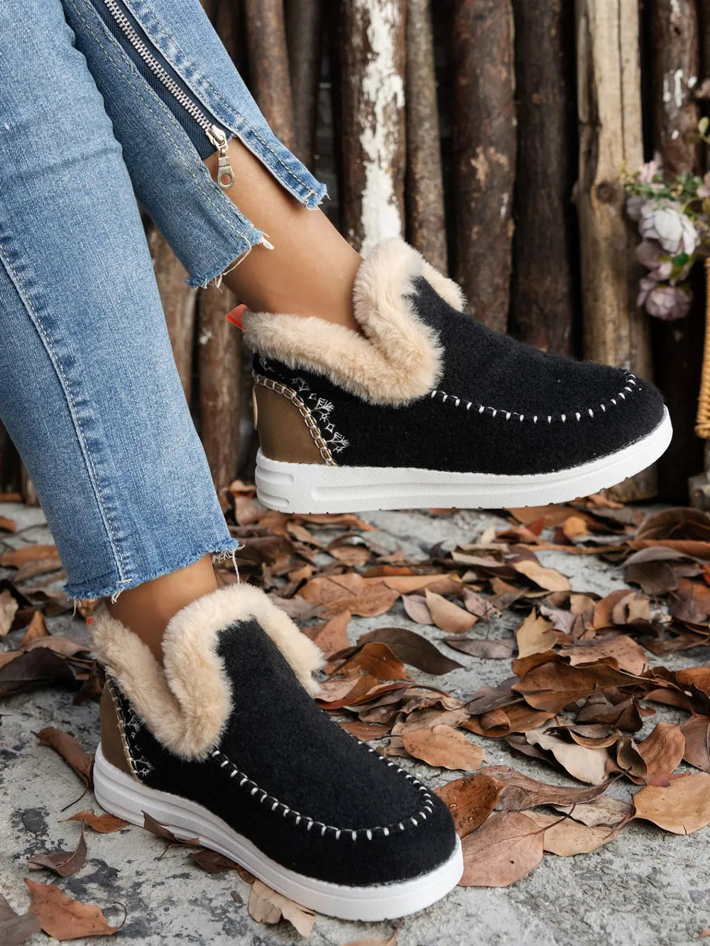 Fell-Wildleder-Sneaker mit runder Zehenkappe und flacher Sohle