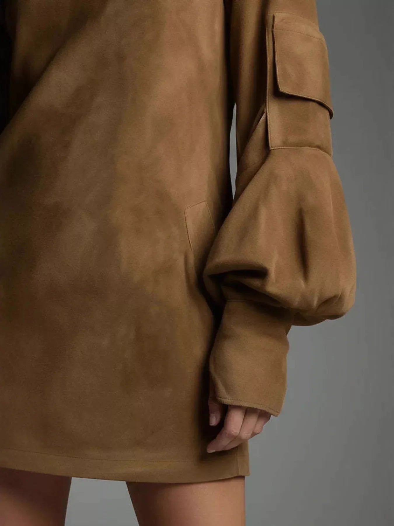 Rollkragen-Minikleid mit Laternenärmeln und Taschen