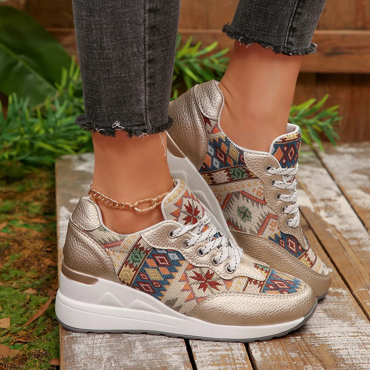 Geometrische Schnür-Keil-Sneakers