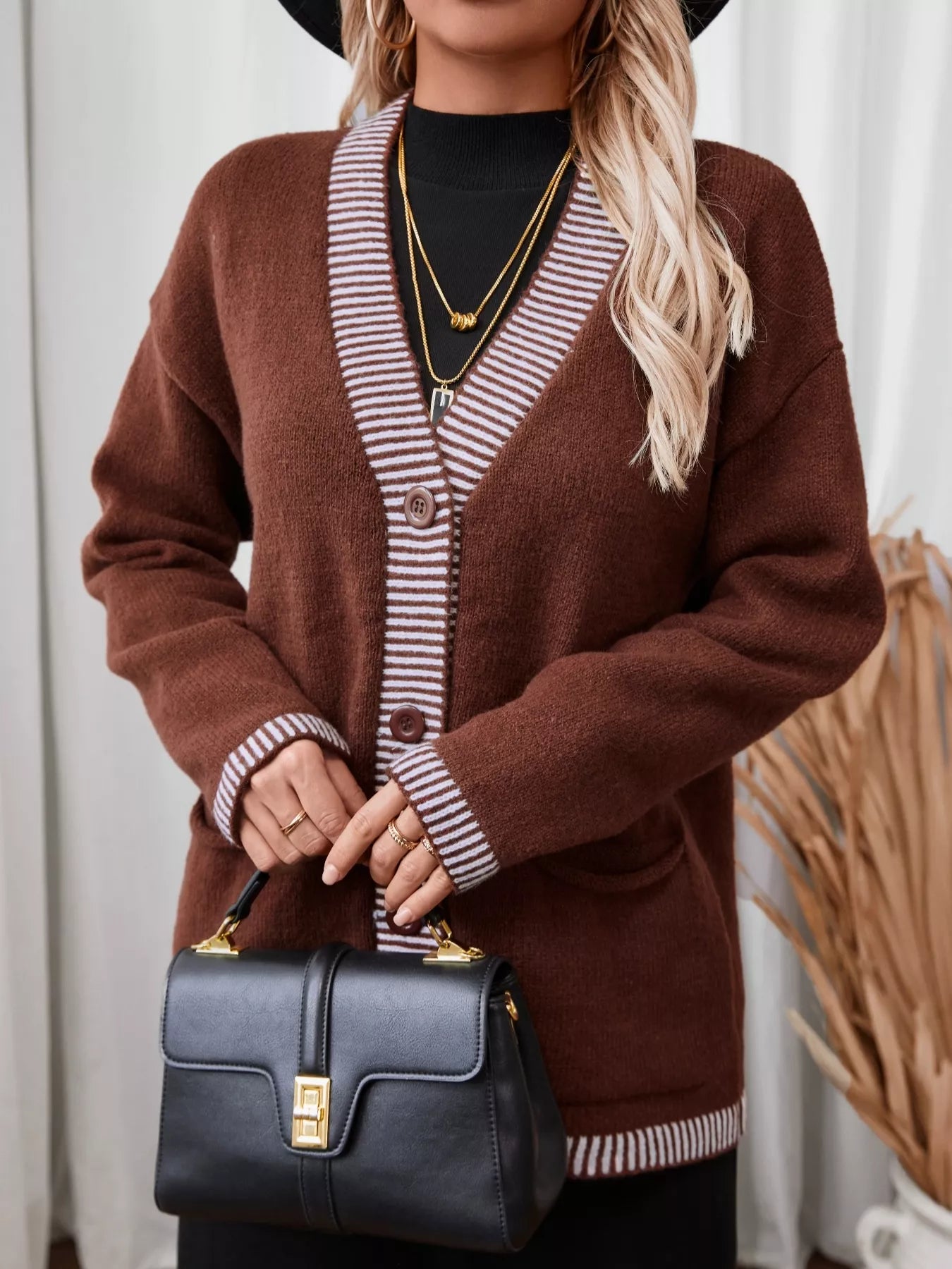 Gestrickte Strickjacke mit Knopfleiste, Tasche und gestreiftem Besatz