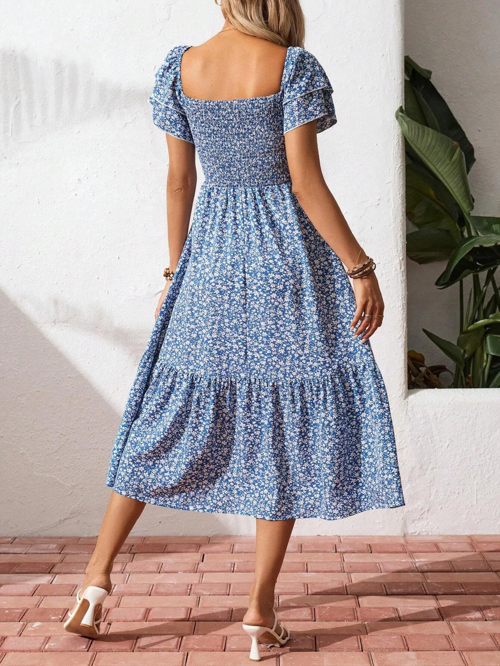 Geblümtes gesmoktes Midi-Kleid mit eckigem Ausschnitt