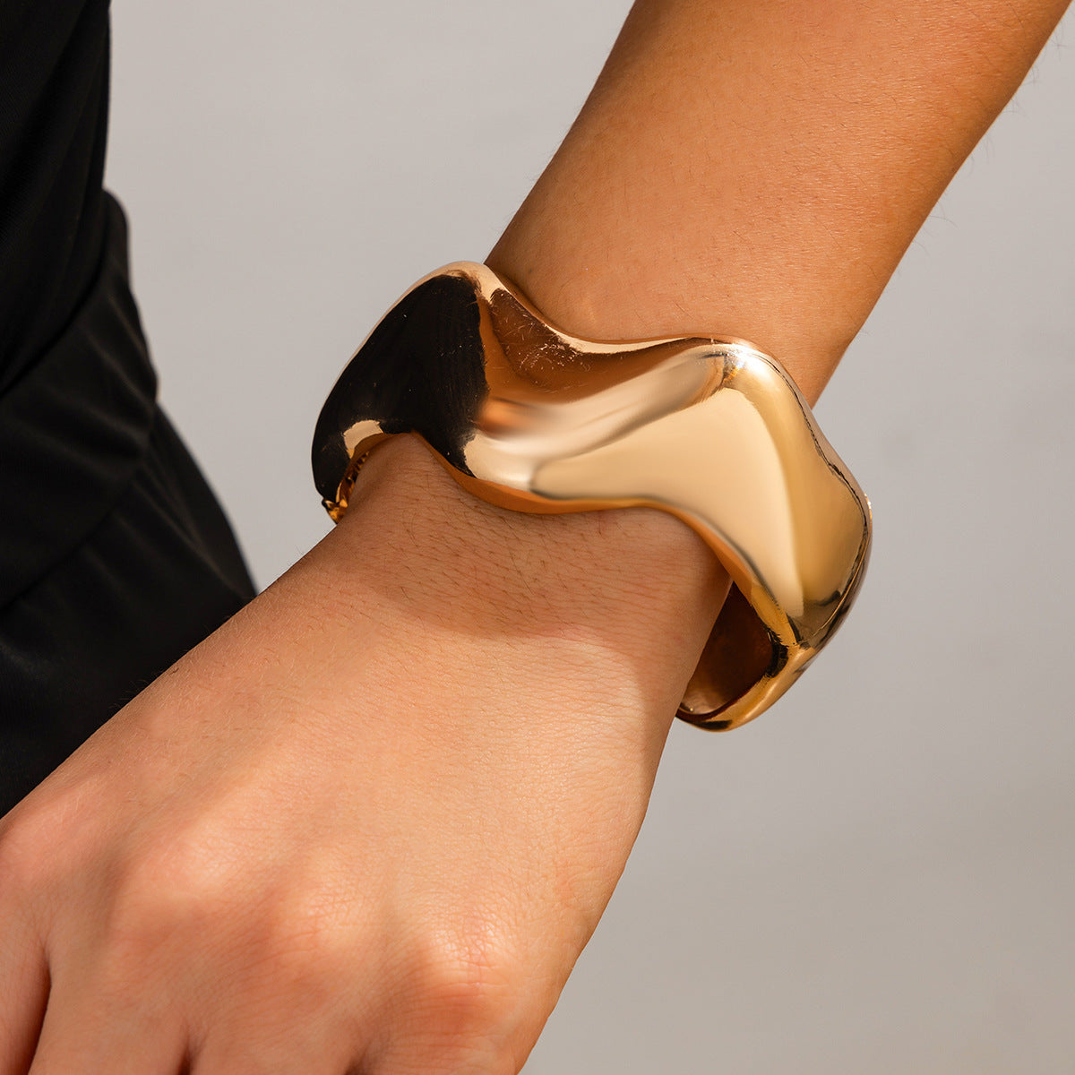 Modisches Armband aus gebogenem Metall, lässiges unregelmäßiges Armband-Set