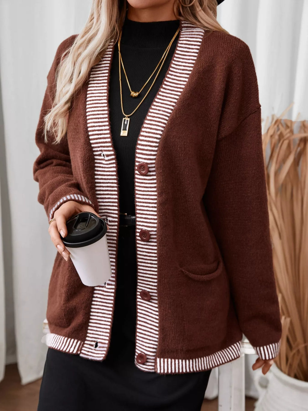 Gestrickte Strickjacke mit Knopfleiste, Tasche und gestreiftem Besatz