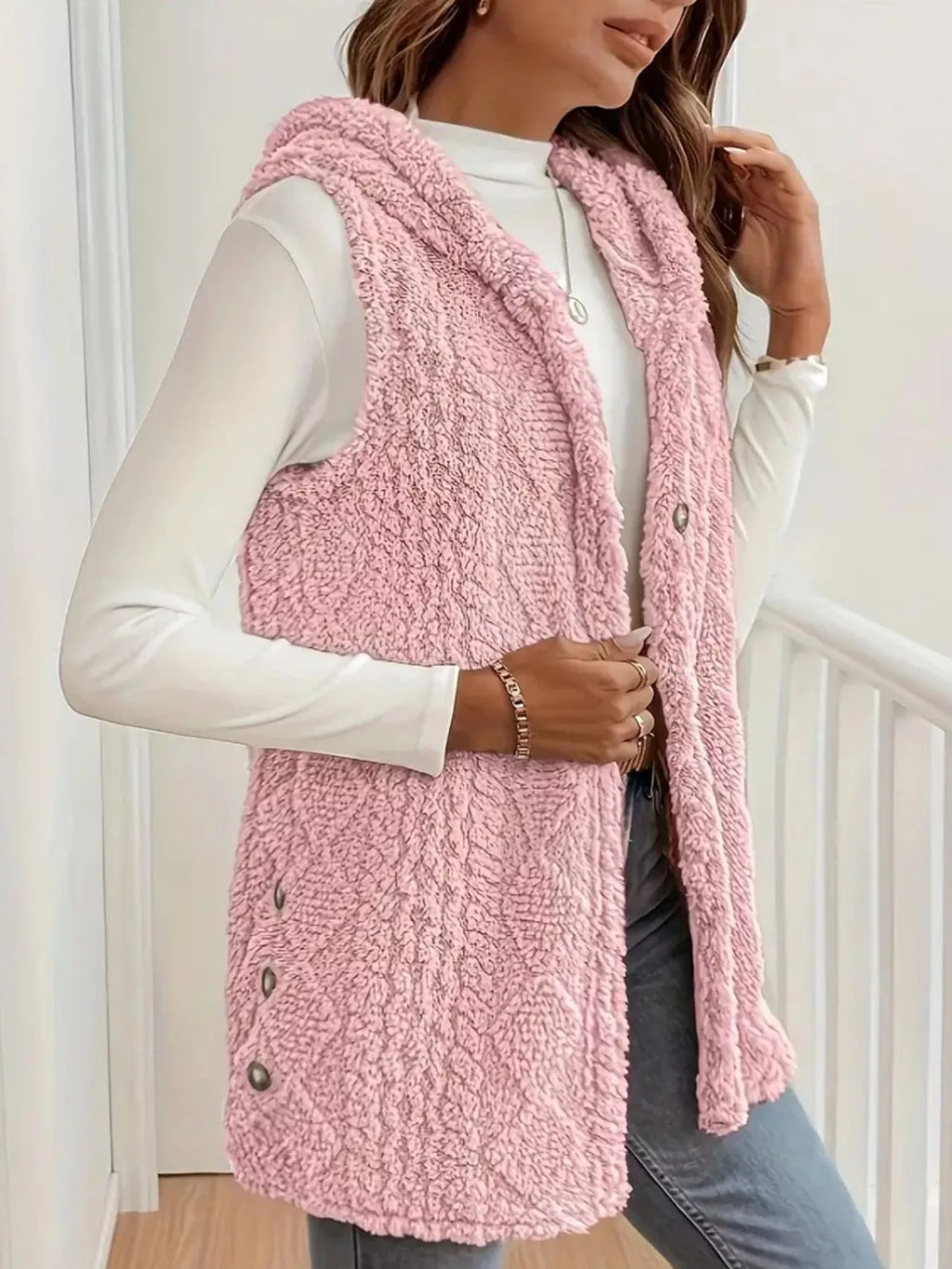 Manteau sans manches à capuche en sherpa boutonné