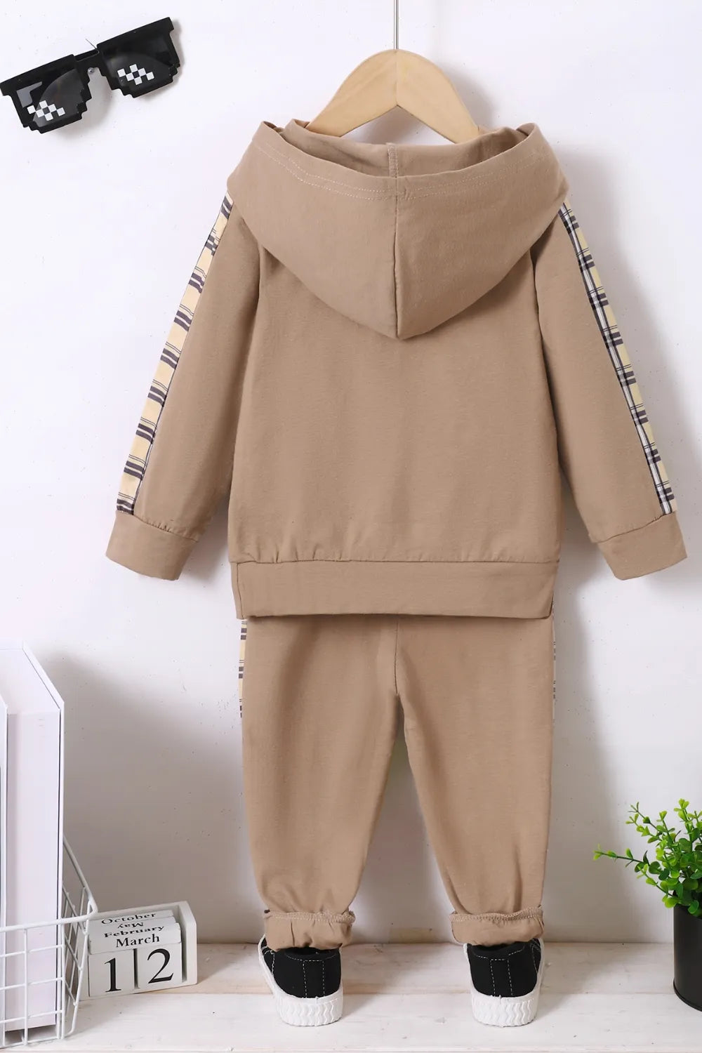 Kinder-Kapuzenpullover und -Hose im Schottenkaro-Set