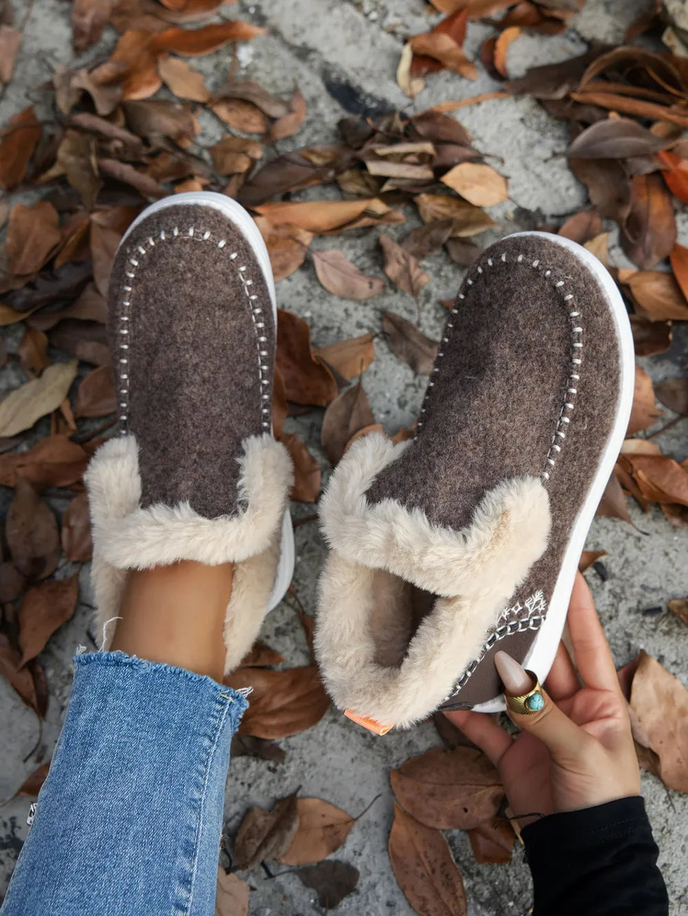 Fell-Wildleder-Sneaker mit runder Zehenkappe und flacher Sohle