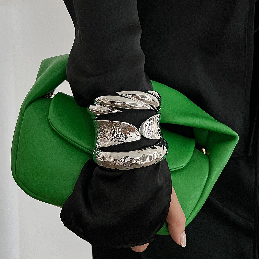 Fortschrittliches, rundes, glattes Federarmband mit modischem unregelmäßigem Metallic-Gefühl
