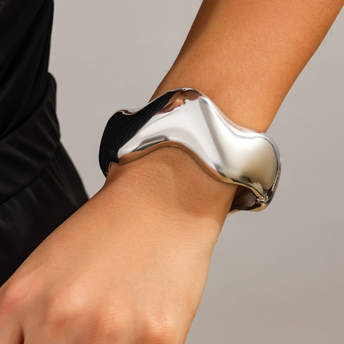 Modisches Armband aus gebogenem Metall, lässiges unregelmäßiges Armband-Set