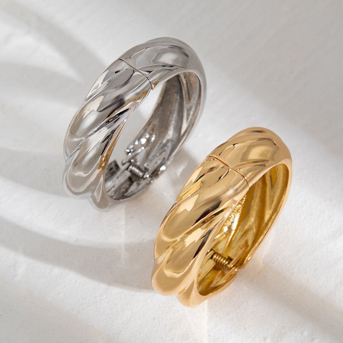 Fortschrittliches, rundes, glattes Federarmband mit modischem unregelmäßigem Metallic-Gefühl