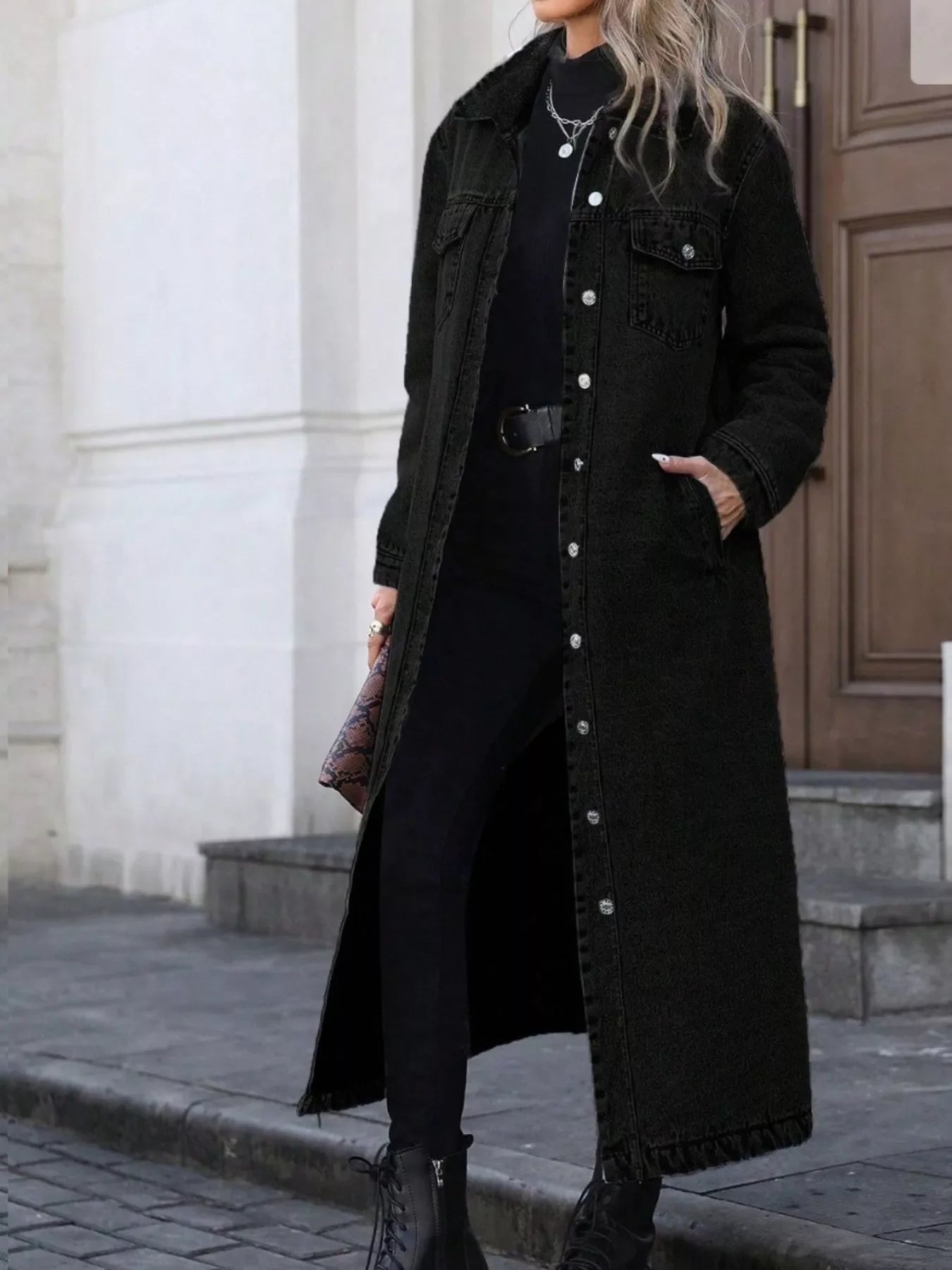 Lange Jeansjacke mit Knopfleiste