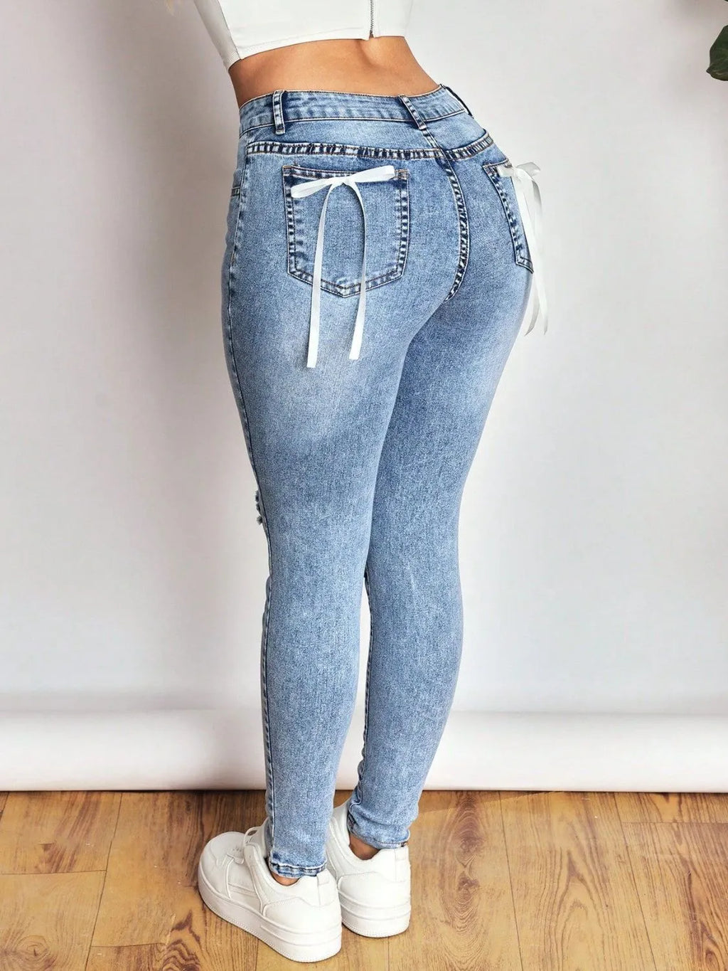 Distressed Skinny Jeans mit Schleife hinten