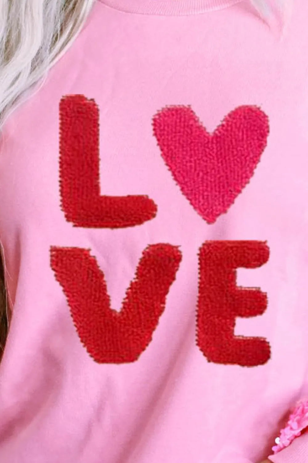 SWEAT-SHIRT AMOUR À PAILLETTES ET ÉPAULES TOMBANTES