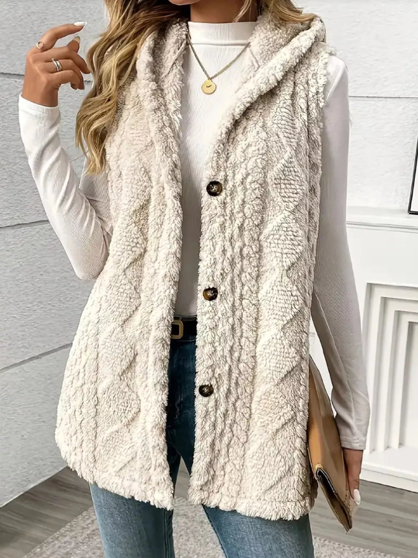 Manteau sans manches à capuche en sherpa boutonné