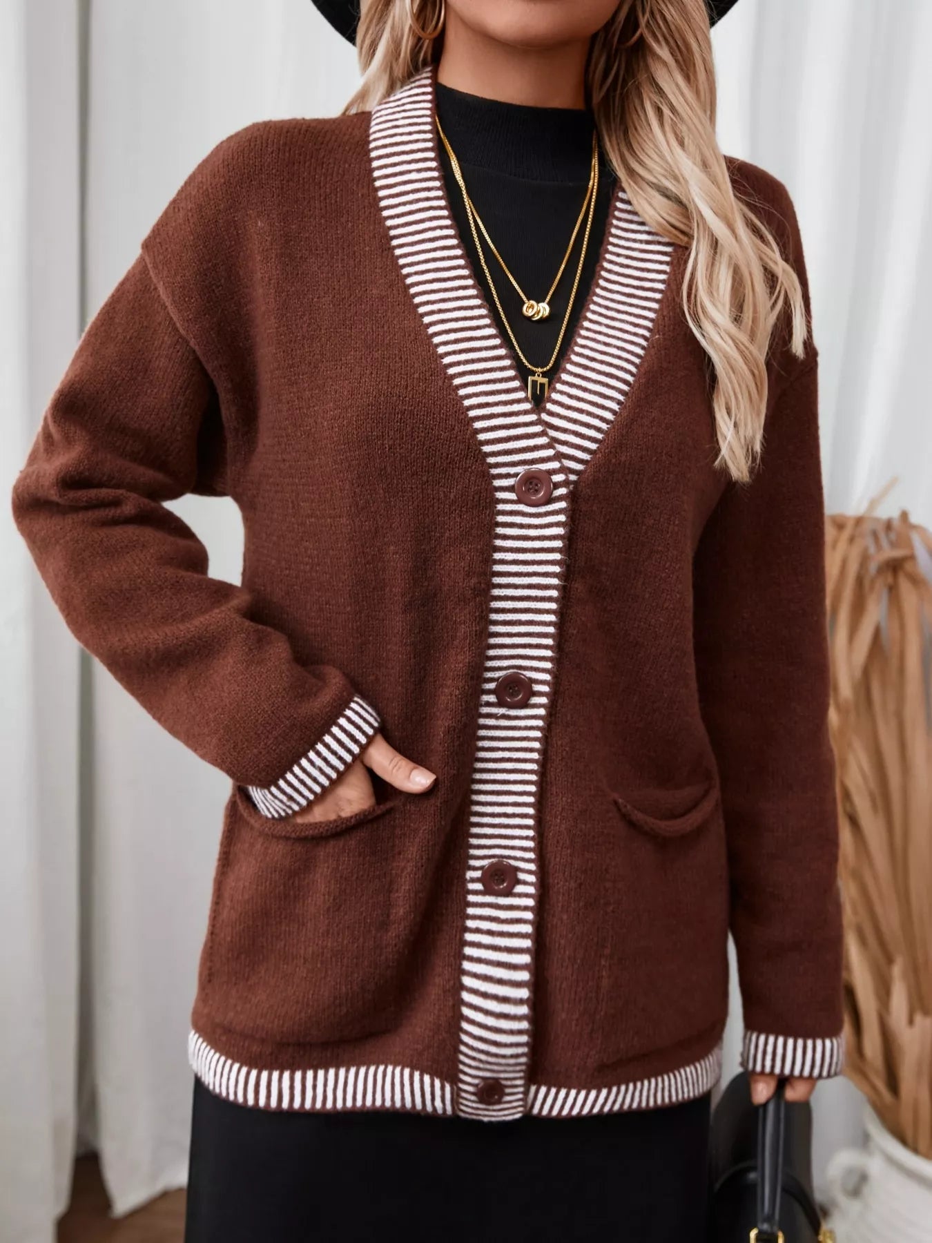 Gestrickte Strickjacke mit Knopfleiste, Tasche und gestreiftem Besatz