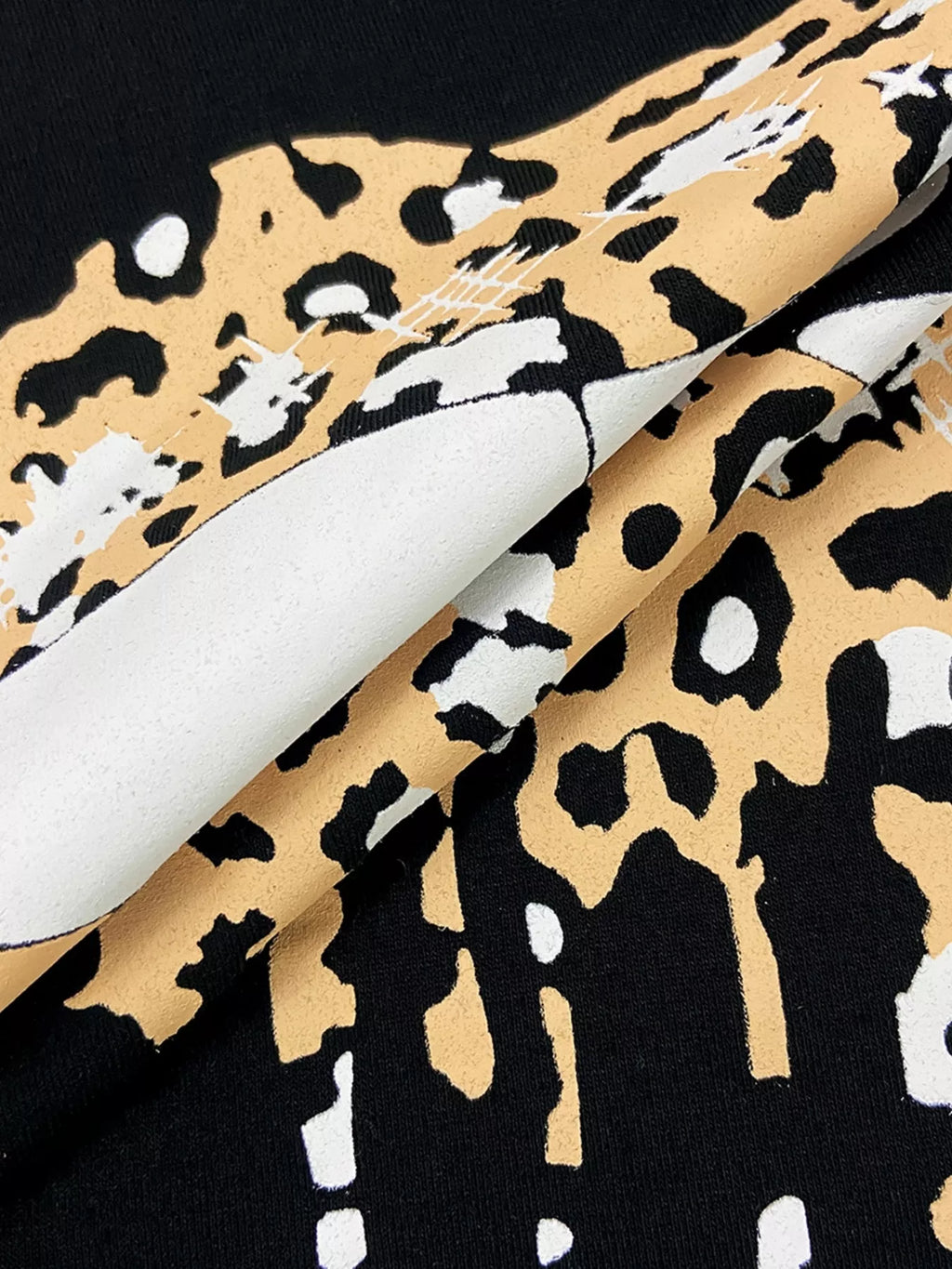Grafisches T-Shirt mit Rundhalsausschnitt und überschnittenen Schultern
