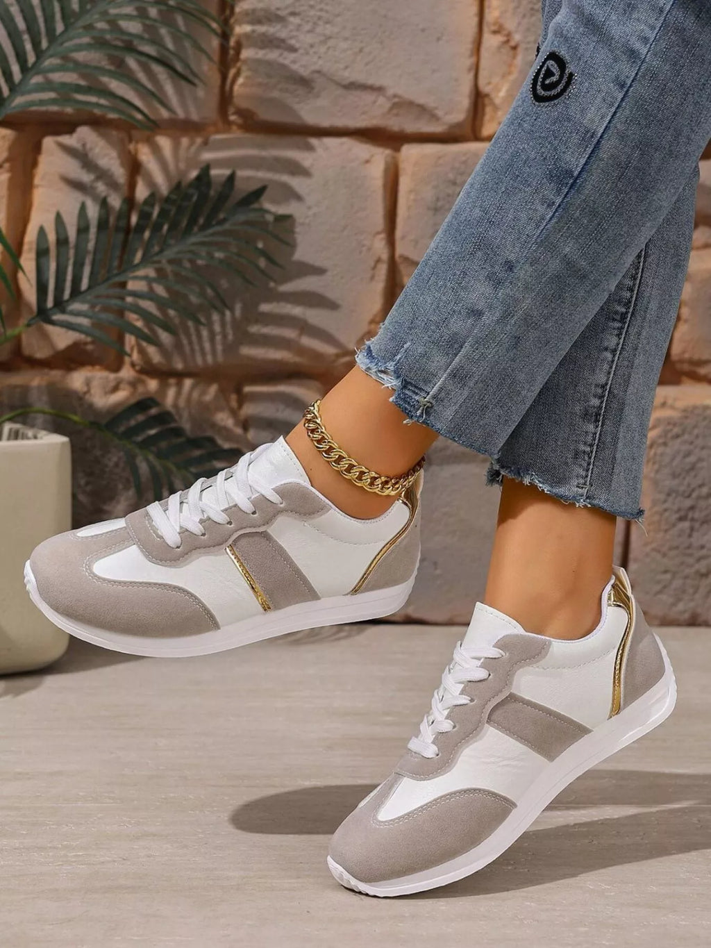 Sneaker mit runder Kappe zum Schnüren