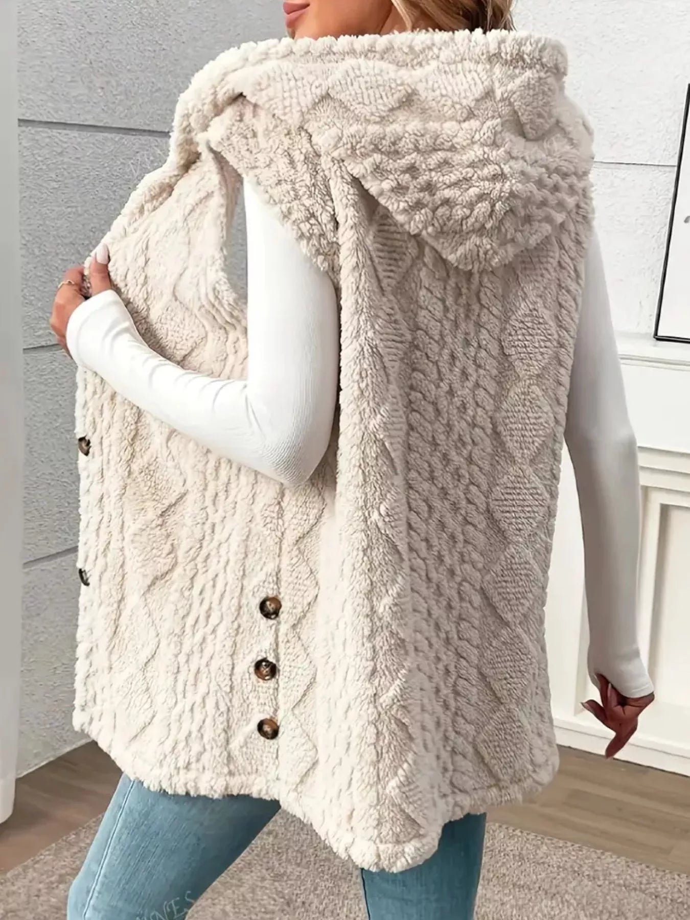 Manteau sans manches à capuche en sherpa boutonné