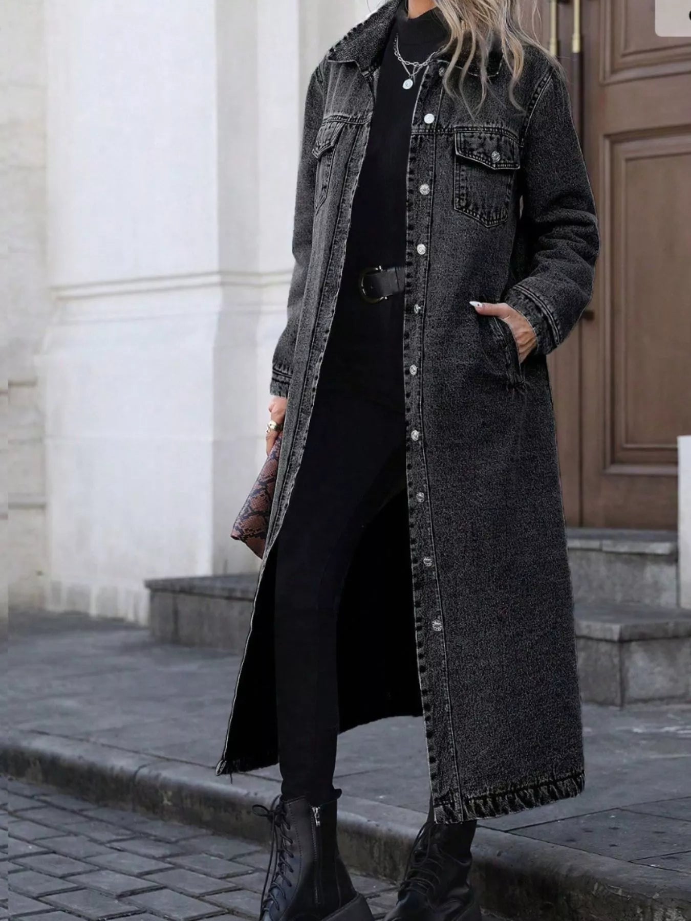 Lange Jeansjacke mit Knopfleiste