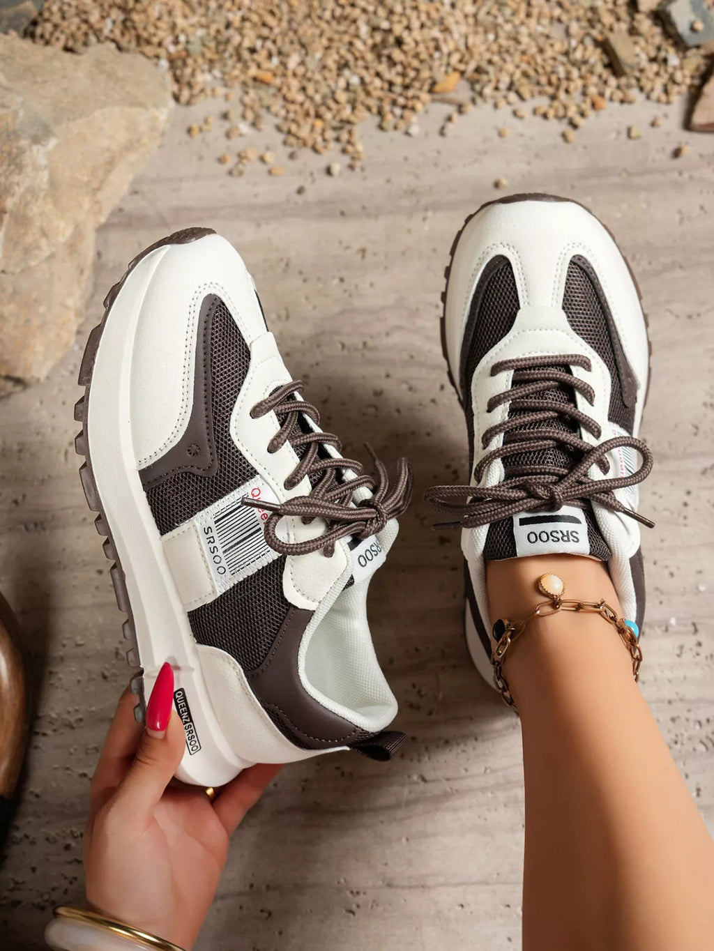 Sneaker mit runder Kappe zum Schnüren