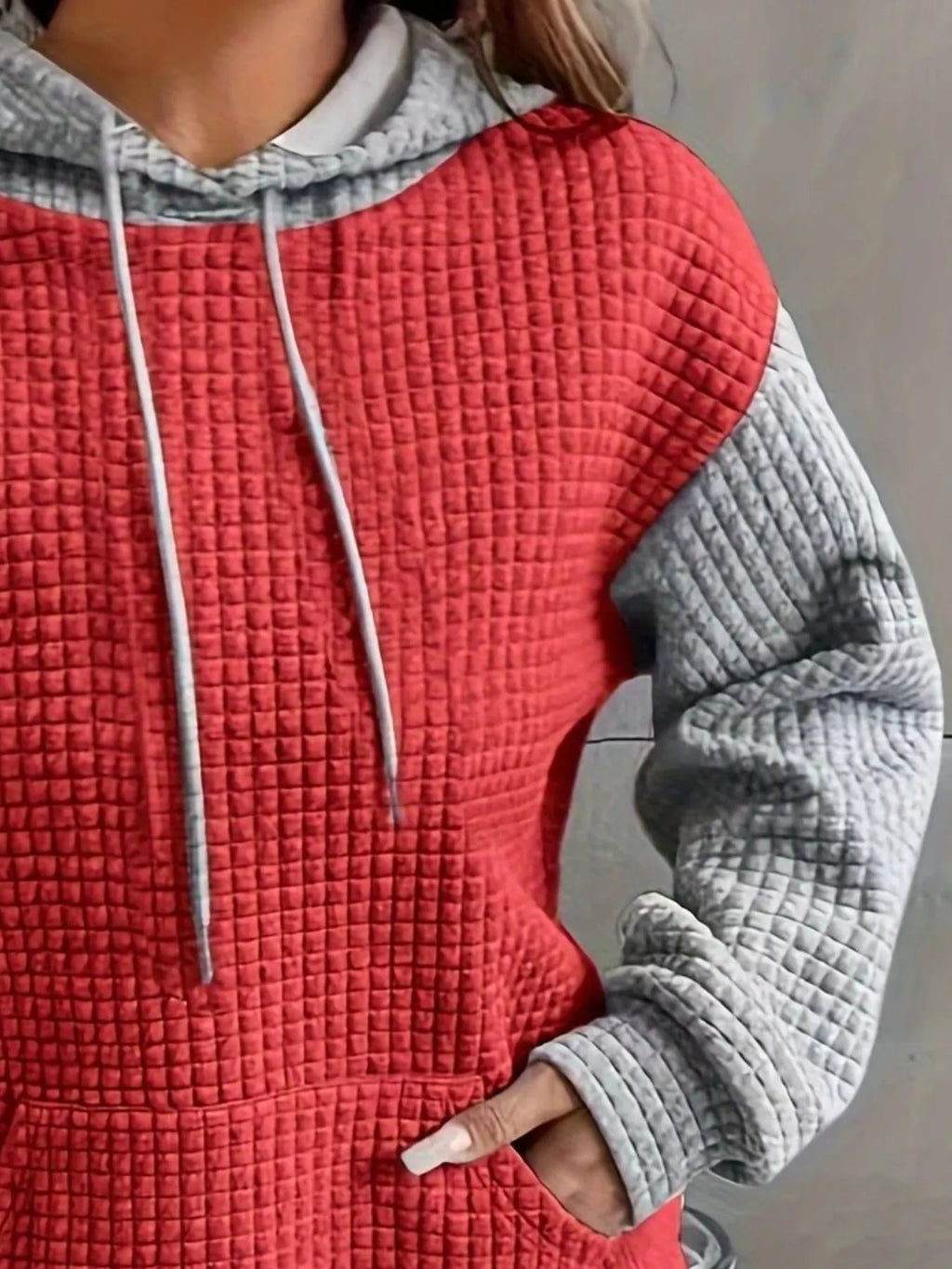 Texturierter Kangaroo-Taschen-Kapuzenpullover in großen Größen